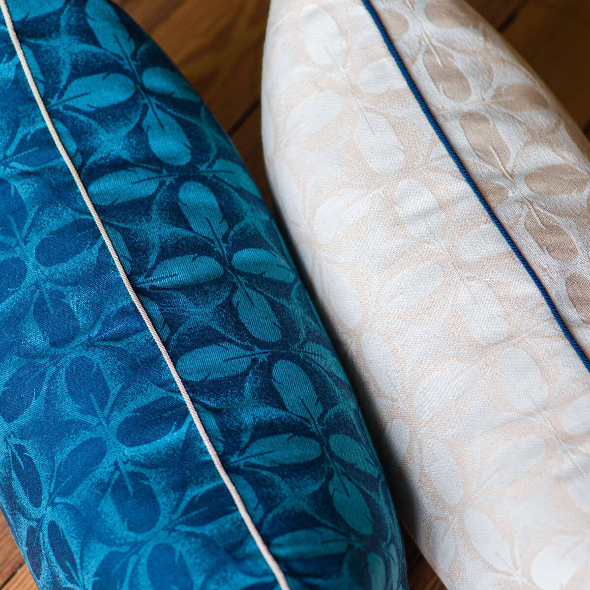 zoom tissu coussin plumes