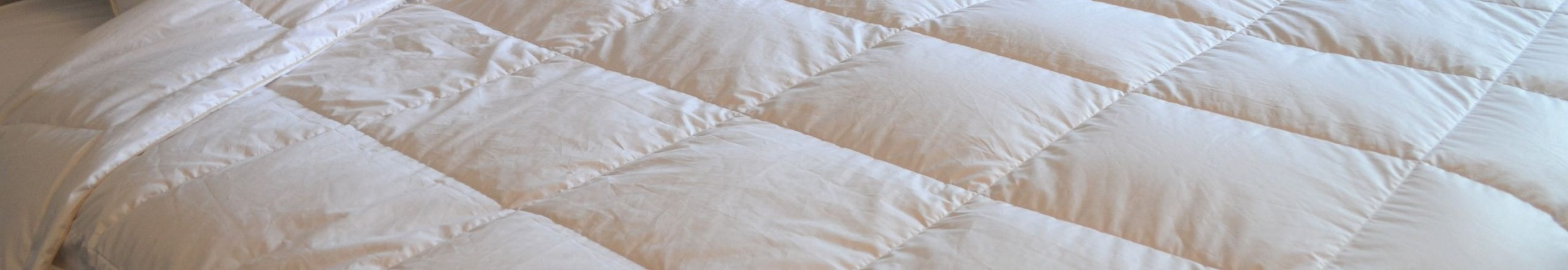 Couette thermorégulatrice en plume et duvet