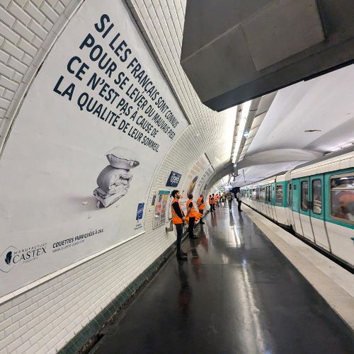 Affichage Castex métro Paris 2024