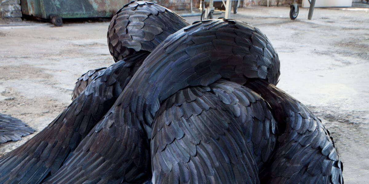 Kate MccGwyre expose à Londres: créatures chimériques et installations en plumes
