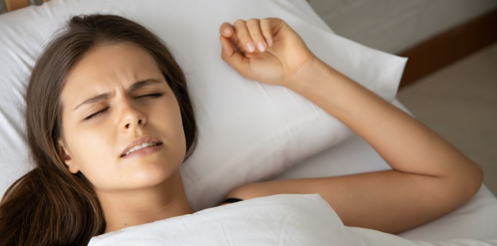 Je grince des dents la nuit : pourquoi et que faire ?