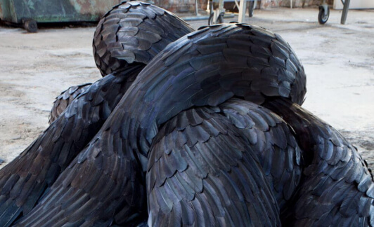 Kate MccGwyre expose à Londres: créatures chimériques et installations en plumes