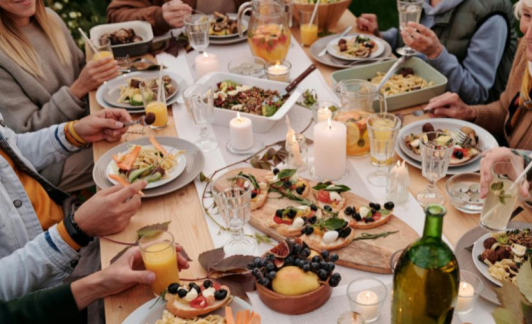 Comment dormir quand on a trop mangé pendant les fêtes ?