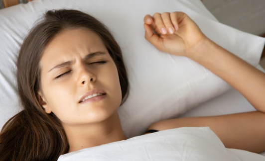Je grince des dents la nuit : pourquoi et que faire ?